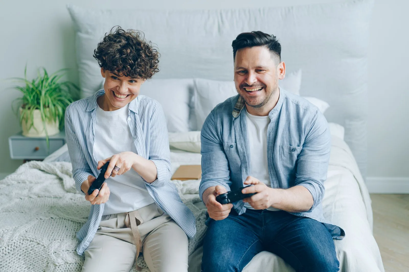 Chambre : jouer à la console depuis le lit