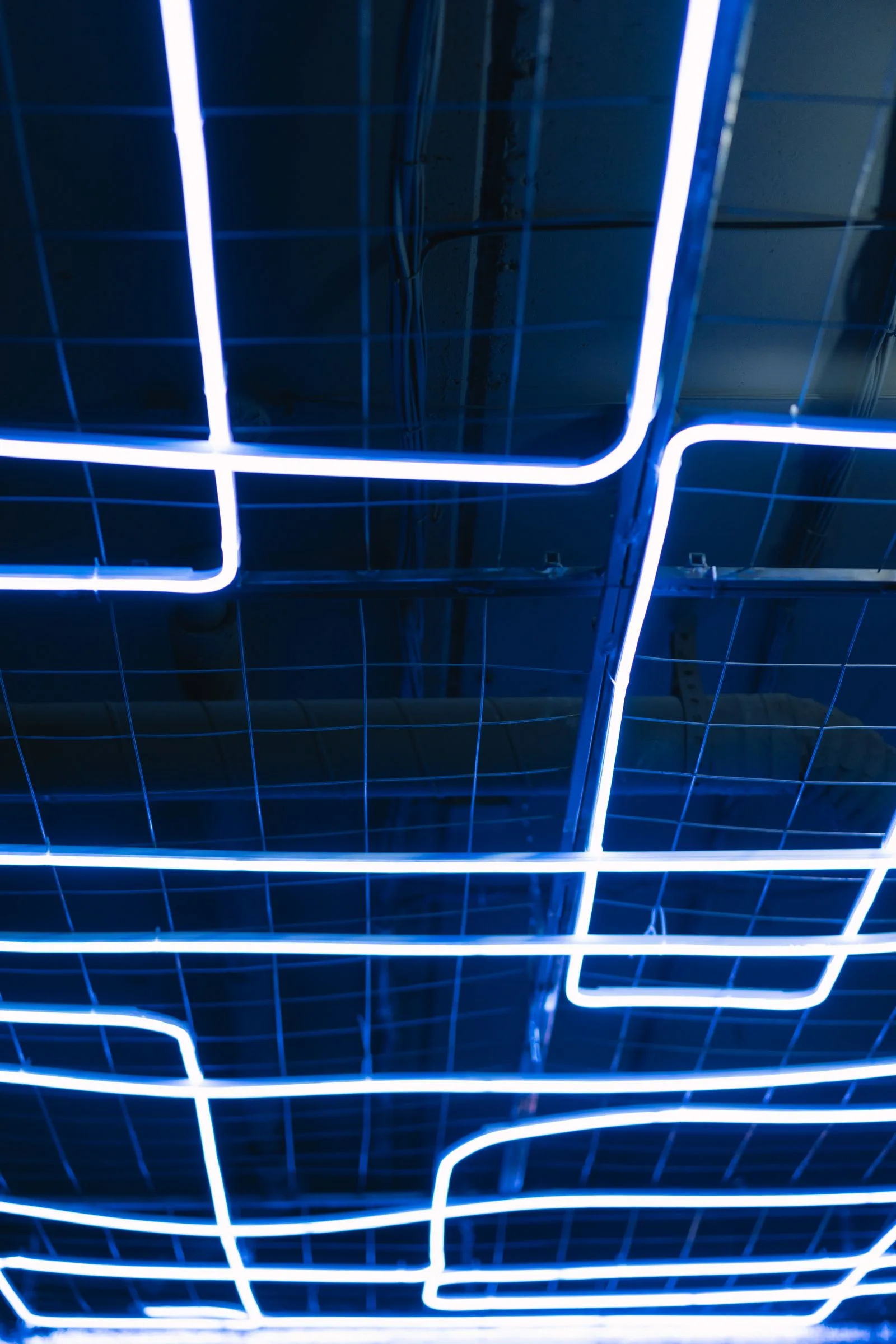 Installation LED bleue en motif mural