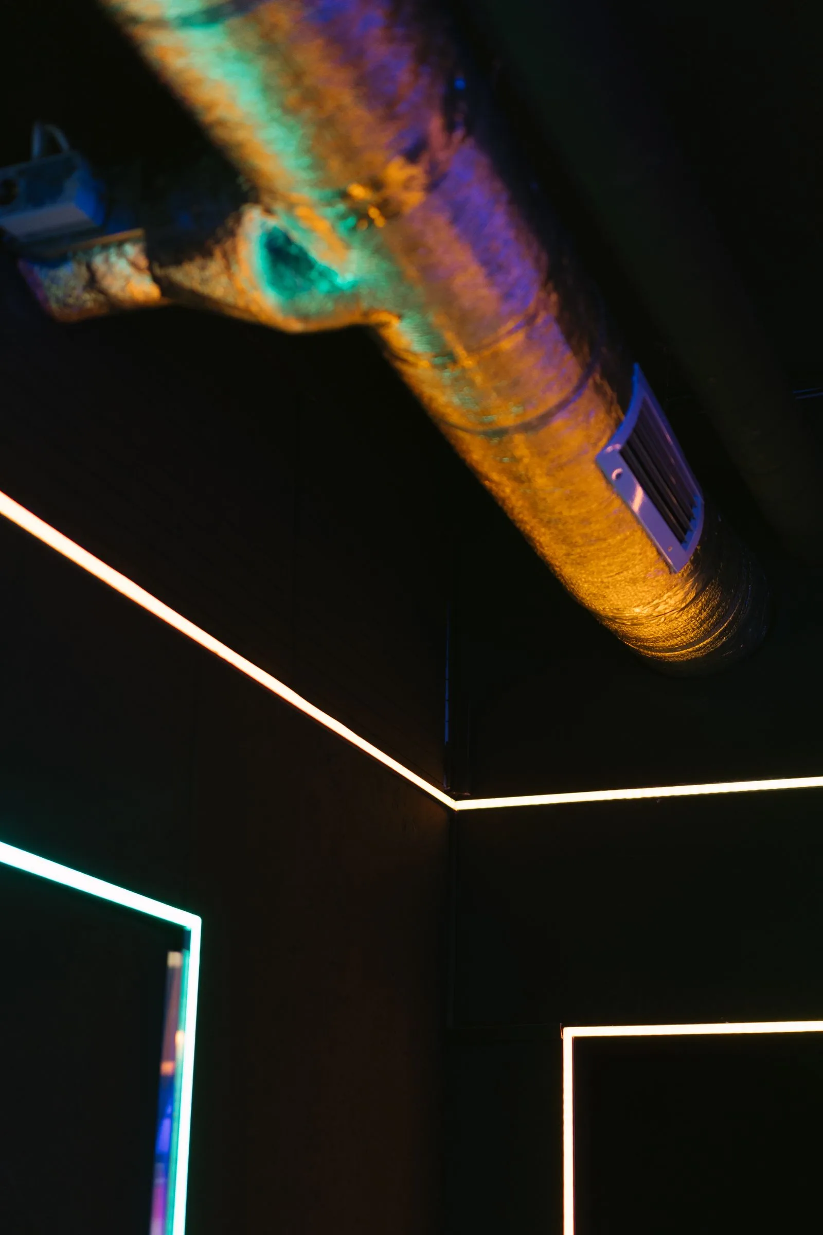 Rubans LED géométriques au plafond d’une chambre gaming
