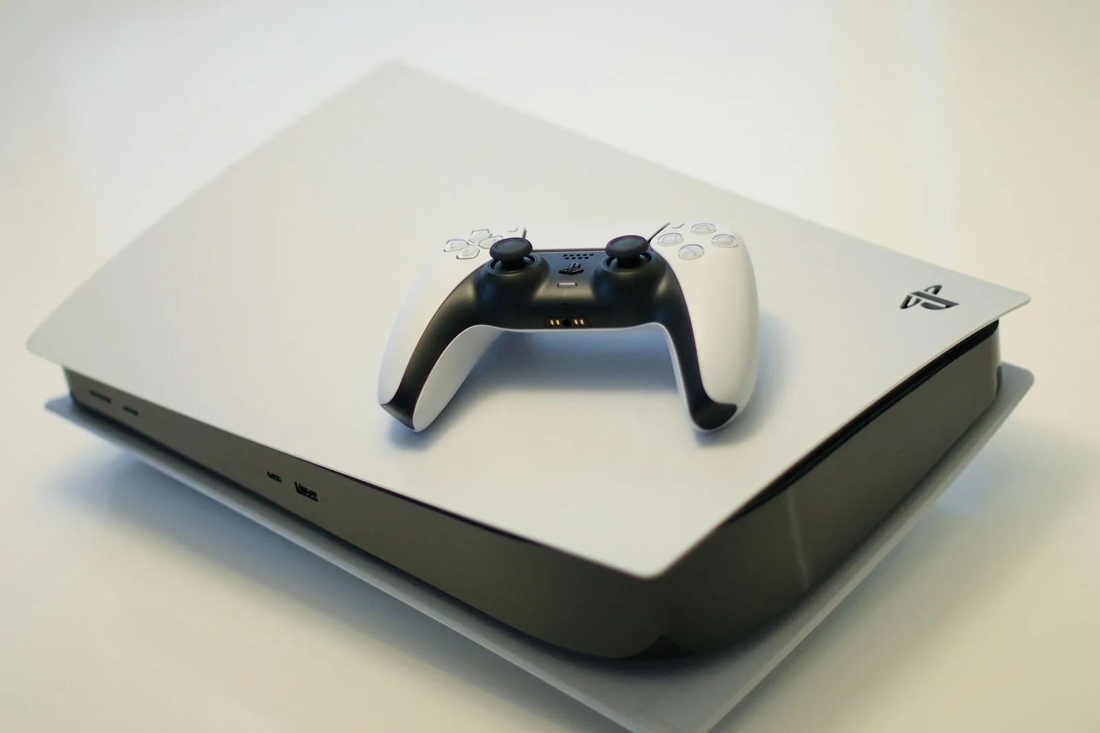 PS5 et DualSense, objet déco console dans la chambre