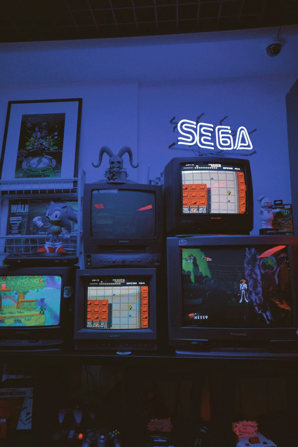 Déco geek : coin rétro avec téléviseurs cathodiques et néon SEGA