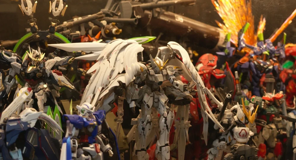 Déco geek : collection de maquettes Gunpla exposée en vitrine