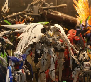 Déco geek : collection de maquettes Gunpla exposée en vitrine