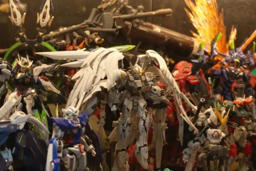 Déco geek : collection de maquettes Gunpla exposée en vitrine