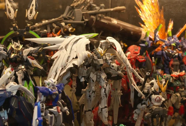 Déco geek : collection de maquettes Gunpla exposée en vitrine