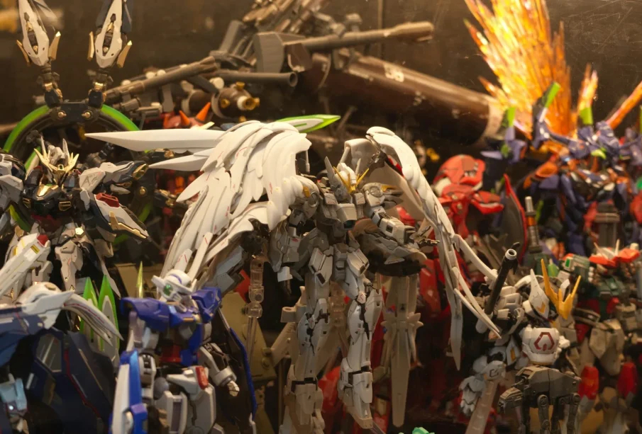Déco geek : collection de maquettes Gunpla exposée en vitrine