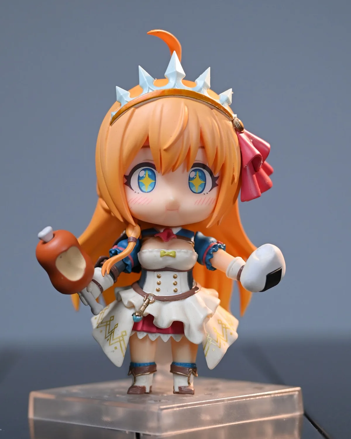 Déco geek : figurine d'anime mise en vedette sur un socle transparent