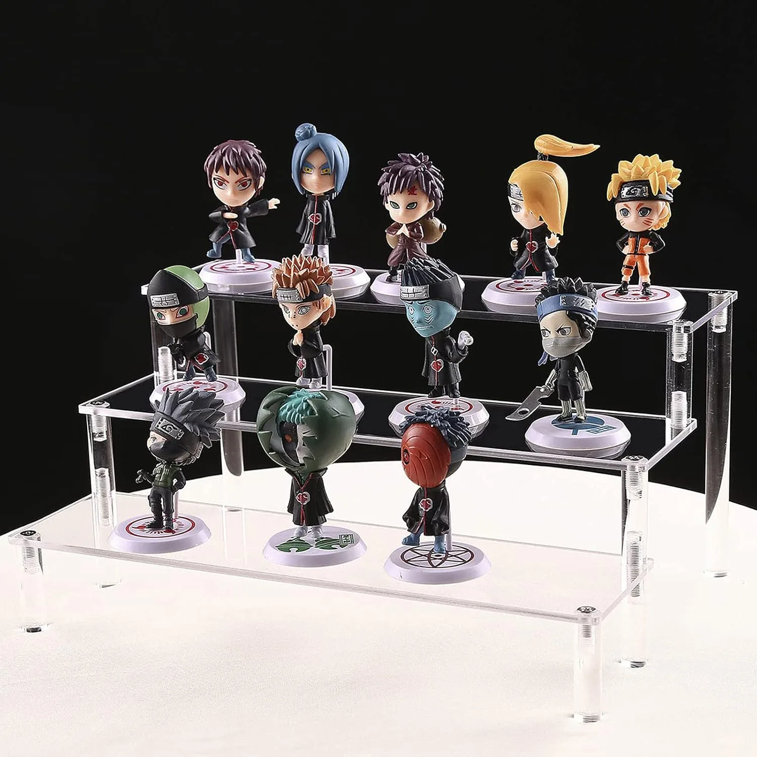 Déco geek : figurines disposées sur des gradins en acrylique transparent