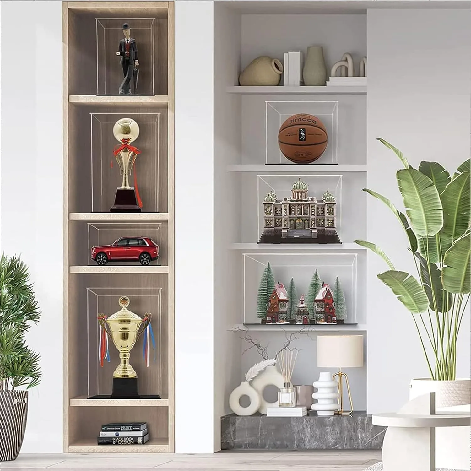 Déco geek : vitrines acryliques individuelles alignées sur des étagères