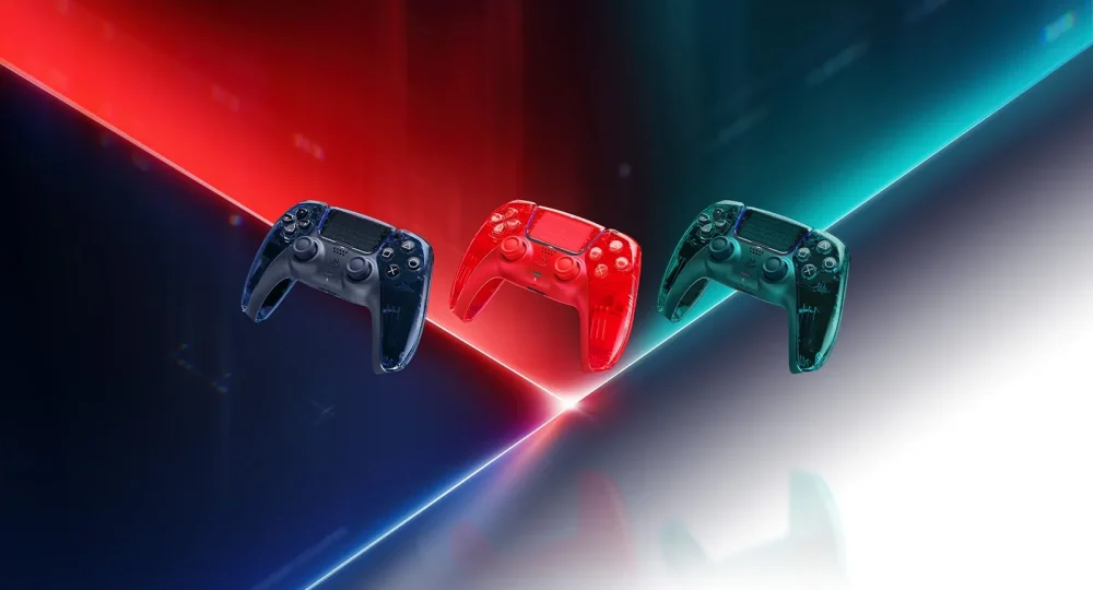 Trois DualSense transparentes de la Prism Collection PS5