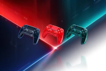 Trois DualSense transparentes de la Prism Collection PS5