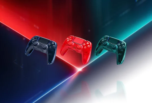 Trois DualSense transparentes de la Prism Collection PS5