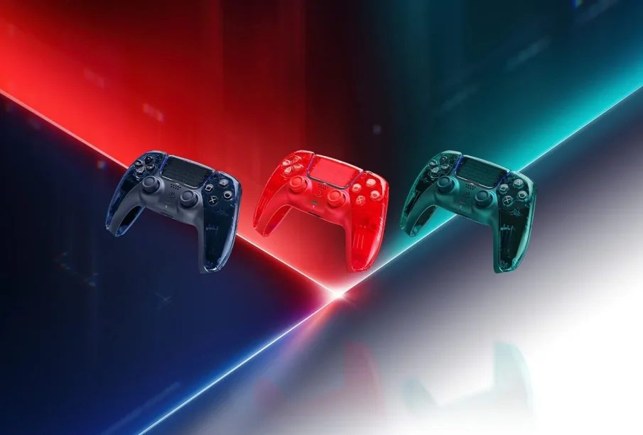 Trois DualSense transparentes de la Prism Collection PS5