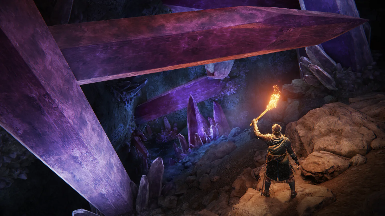 Exploration d'un souterrain aux cristaux violets dans Elden Ring, guide des fins