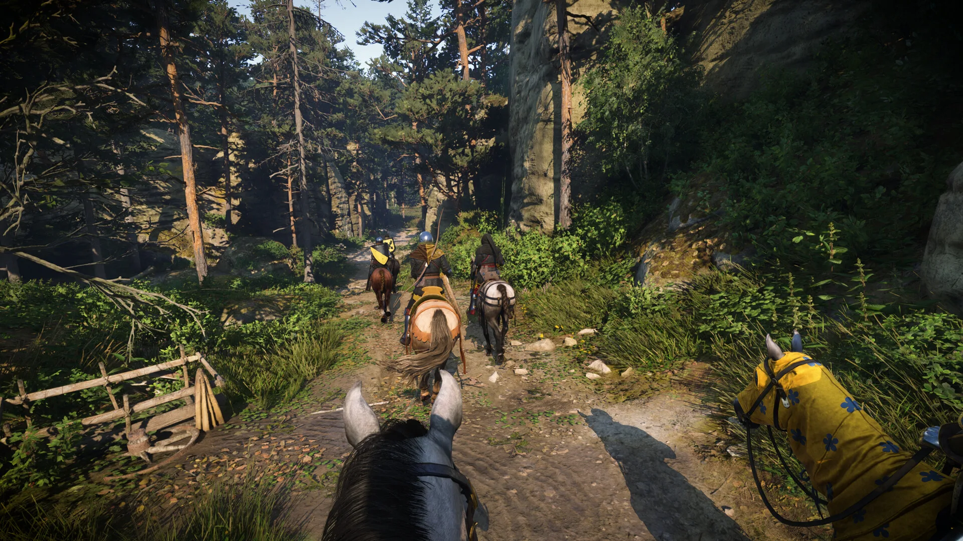 Kingdom Come Deliverance 2 astuces : chevauchée sur un chemin forestier de Bohême