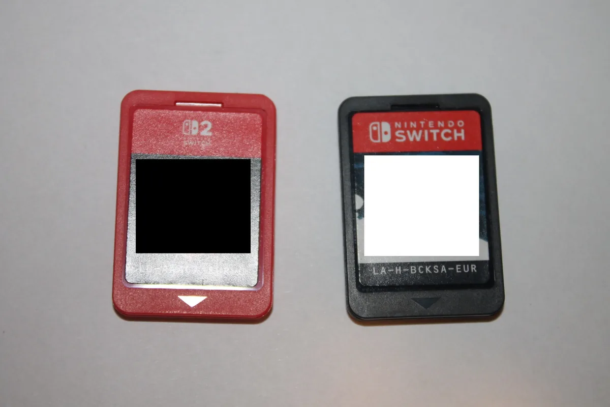 Carte de jeu Nintendo Switch 2 rouge à côté d’une cartouche Switch noire, formats ROM Switch et ROM Switch 2