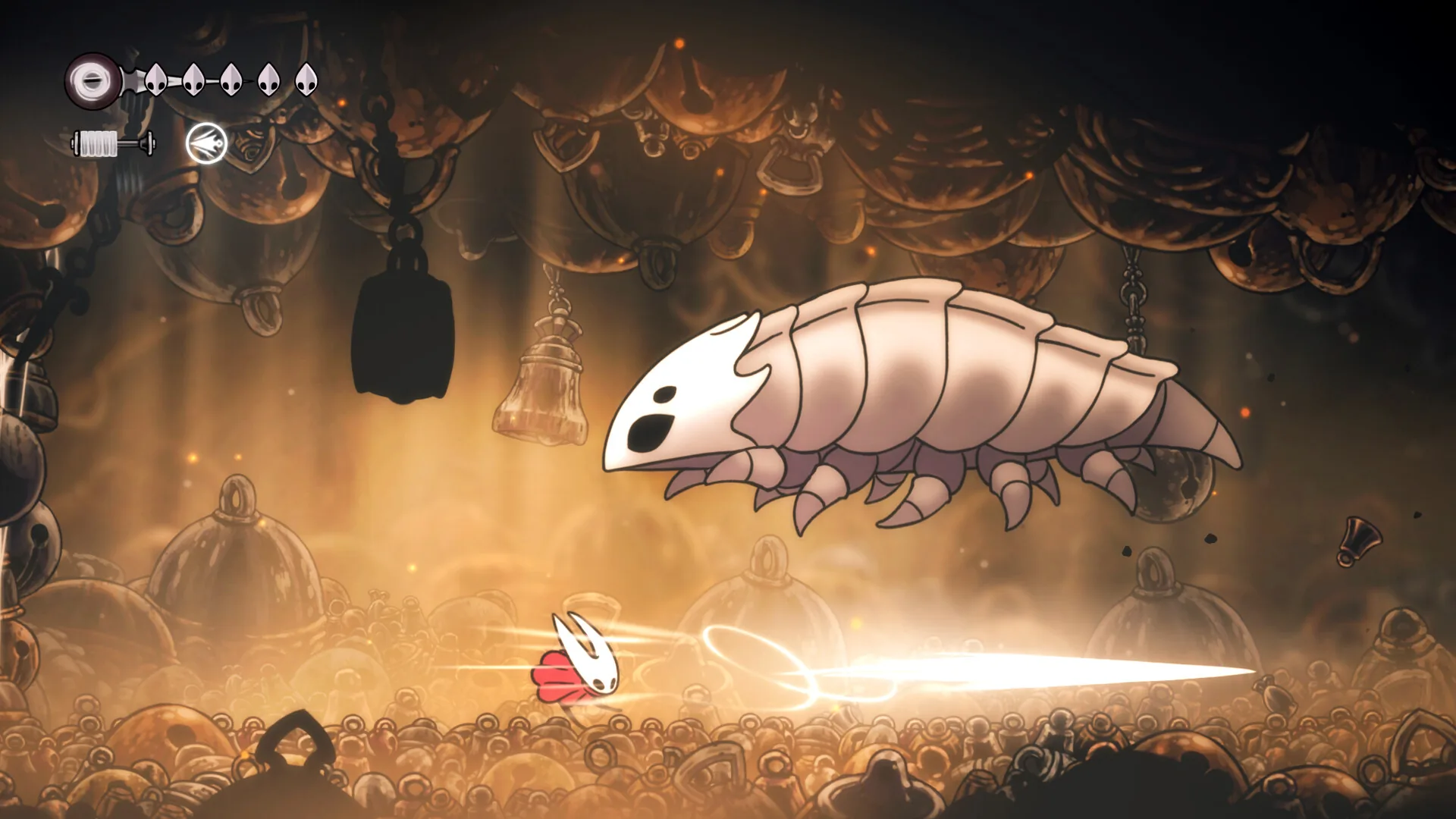 Silksong emblèmes : Hornet esquive la charge d'un insecte géant pendant un combat de boss