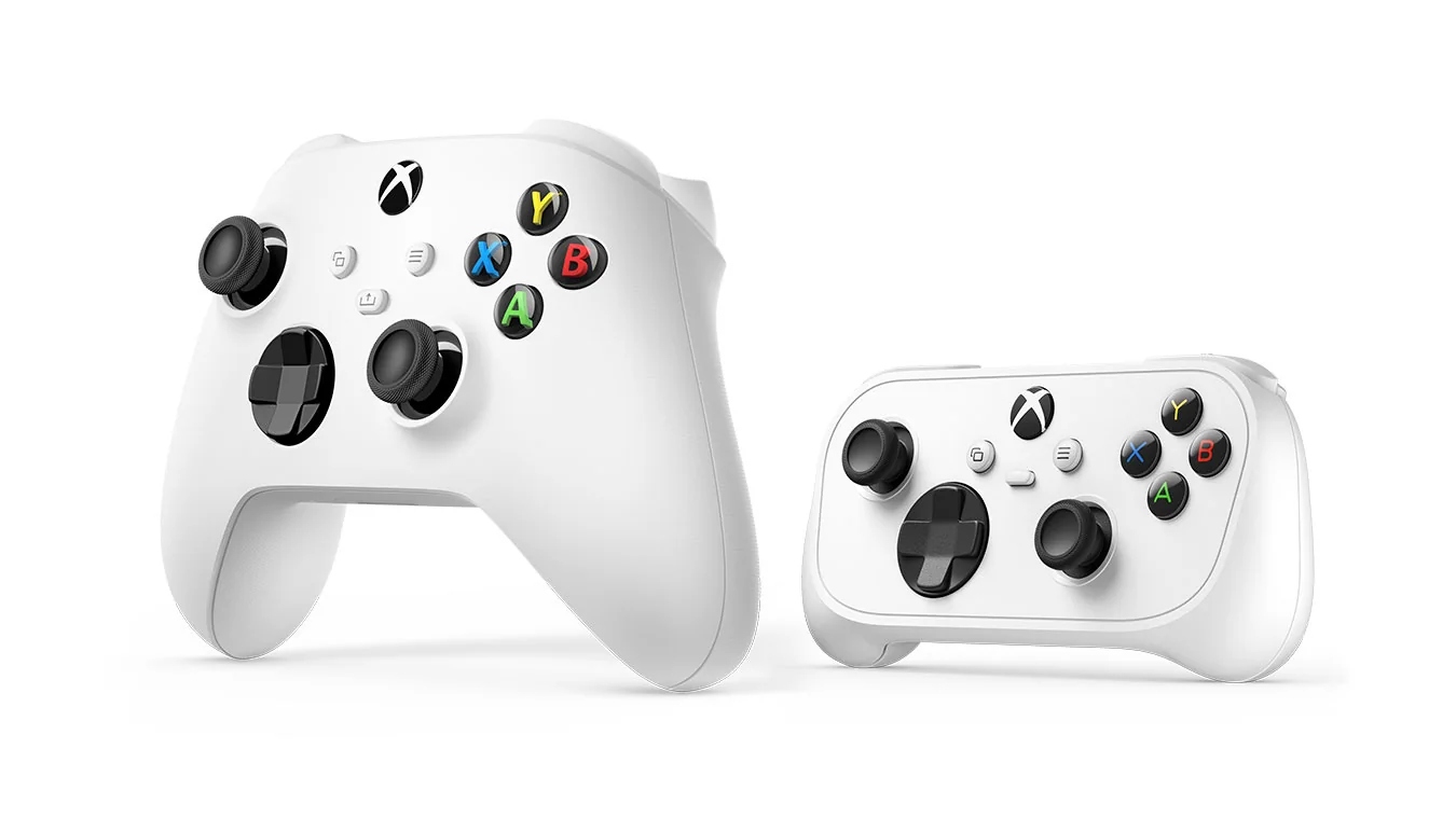 Xbox Nano : la manette compacte posée à côté de la manette sans fil Xbox standard, visuel officiel