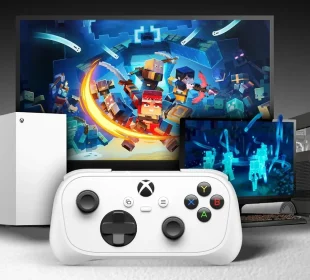 Xbox Nano : la manette compacte devant une Xbox Series, un PC et un écran affichant Minecraft Dungeons II, visuel officiel