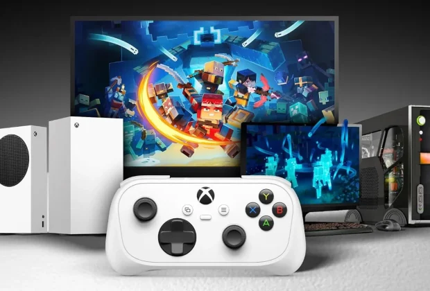 Xbox Nano : la manette compacte devant une Xbox Series, un PC et un écran affichant Minecraft Dungeons II, visuel officiel