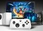 Xbox Nano : la manette compacte devant une Xbox Series, un PC et un écran affichant Minecraft Dungeons II, visuel officiel